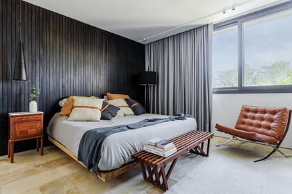 Cama (diseño de OON fabricado por Opiusly Muebles). Acolchado y almohadones (Silai e Hilo Argentina). Como pie de cama, ‘Banco V’ (La Base Studio). Sillón individual ‘Barcelona’ (Kikely). Lámparas (Nuba Iluminación, en Barugel Azulay).