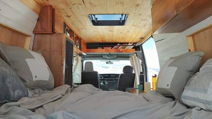 Cama doble y libros, un combo que ofrecen en Forest Van