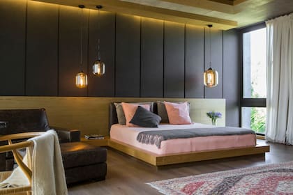 Cama estilo tatami (Pasto Home). Ropa de cama y almohadones (Cozy Home Deco). Pie de cama (Elementos Argentinos).