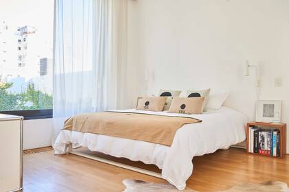 Cama (Keetsa). Textiles estampados (Compañía de Blockprint). Alfombra de cuero (Mission Cuchillería).