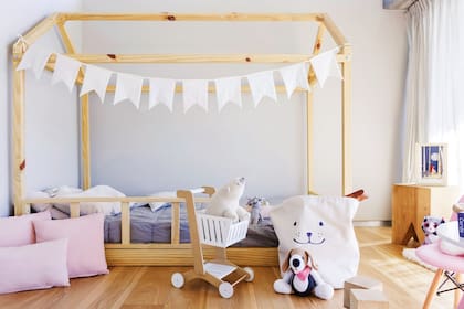 Cama (Locos Bajitos), almohadones, contenedores de tela para guardar juguetes (Reina Catalina). Igual que toda la planta alta, el cuarto de la más pequeña de la familia tiene piso de roble de Eslavonia (Patagonia Flooring).