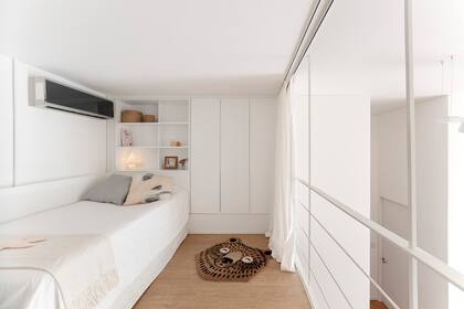 Cama marinera de 1,5m, que contiene otra en el cajón bajo el sommier. Piso vinílico símil madera (The Flooring Co).