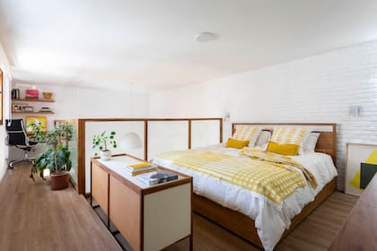 Cama (Marini Estudio) con pie de cama, manta y almohadones estampados artesanalmente (Mercedes Segura). Aparador (Mínima Huella).
