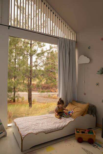 Cama Montessori de transición (Mercado Libre), alfombra anti golpes (Carestino).