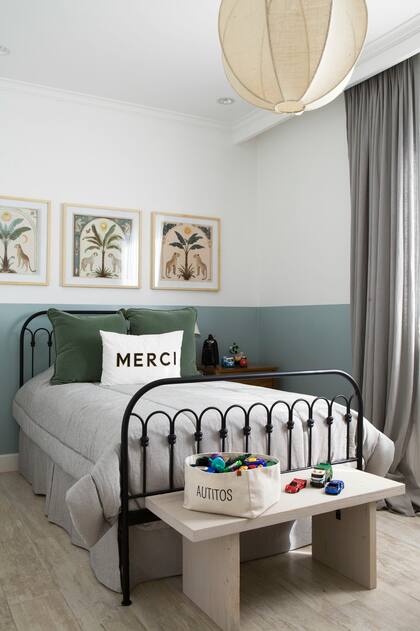 Cama ‘Penny’ de hierro negro, almohadones y cuadros de la colección ‘Leopardos’ (todo de Agustina Cerato).