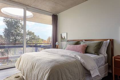 Cama ‘Renata’ de petiribí (Las Marinas) con sábanas y almohadones de Angelina Linen.