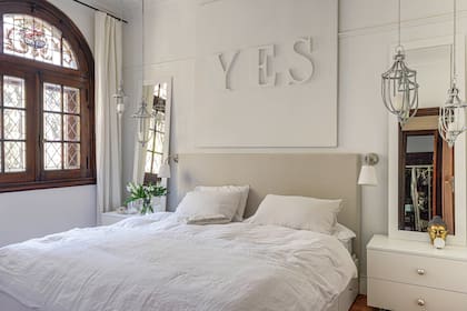 Cama y mesas de luz diseñadas a medida con grandes cajones para ganar espacio de guardado.