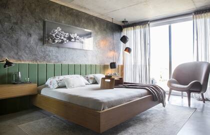 Cama y mesas de luz flotantes diseñadas por la dueña de casa. Sillón de diseño francés, comprado en el Design District de Miami.