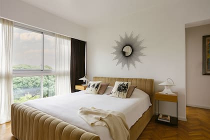 Cama y respaldo en pana color habano (diseño de los dueños de casa con tela de Géneros del Sur). Almohadones (Picnic). Manta (Devoto Home, Uruguay). Mesas de luz (Marini Estudio). Lámparas (Federico Churba). Espejo (Harturo).