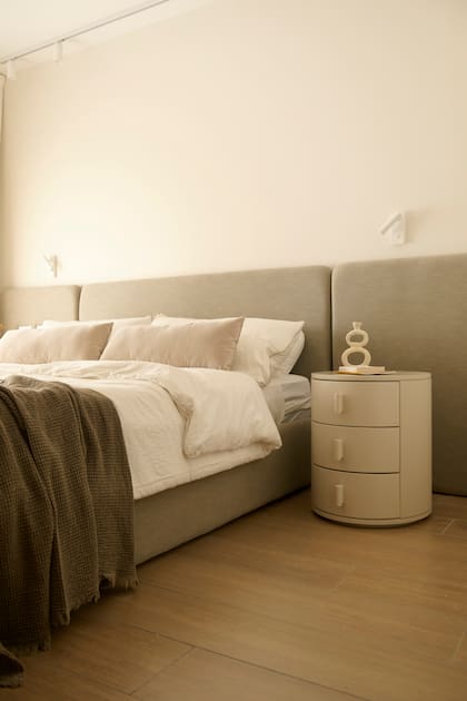 Cama y respaldo tapizados con tela de Tienda Mayor, hechos a medida por Loom Haus. Mesa de noche ‘Percherona’ de MDF laqueado (Taller Ferro).