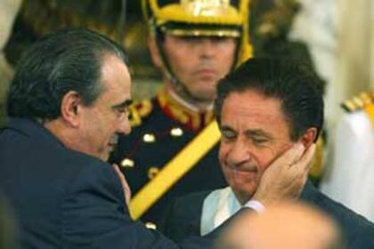 Eduardo Camaño entrega la banda presidencial a Duhalde, en el Salón Blanco de la Casa Rosada.