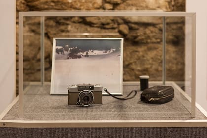 Cámara de fotos original, con rollo y fotografía del Valle de las Lágrimas, donde cayó el avión.