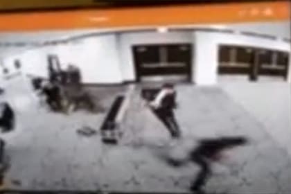 Cámara de Seguridad donde se ve ingresar corriendo al agresor Cole Tomas Allen, en el hotel en Washington.