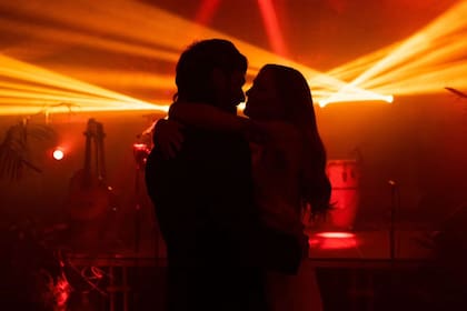 Cámara e Igarzábal al momento del vals. Luego de un momento romántico en el que no faltaron los besos, su hija Lupe se sumó para un baile en familia