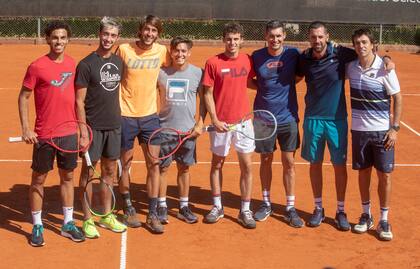 Camaradería y sana competencia. Francisco Cerúndolo, Thiago Tirante, Tomás Etcheverry, Sebastián Báez y Juan Manuel Cerúndolo, junto con tres de los cinco entrenadores: Andrés Dellatorre, Sebastián Gutiérrez y Carlos Berlocq.