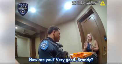 Cámaras corporales captaron la reacción de la ciudadana al ver que su pizza era entregada por la policía. Foto: Captura de pantalla / Facebook Tempe Police