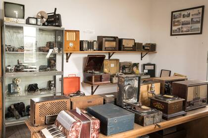 Cámaras de fotos y tocadiscos integran la colección del Museo Paraje Flor de Oro.