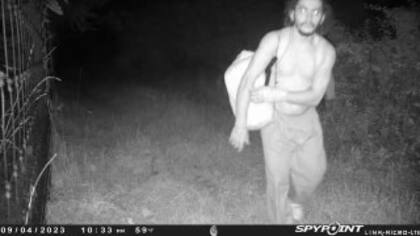Cámaras de seguridad capturaron a Danelo Cavalcante en la noche del lunes merodeando por un parque público 