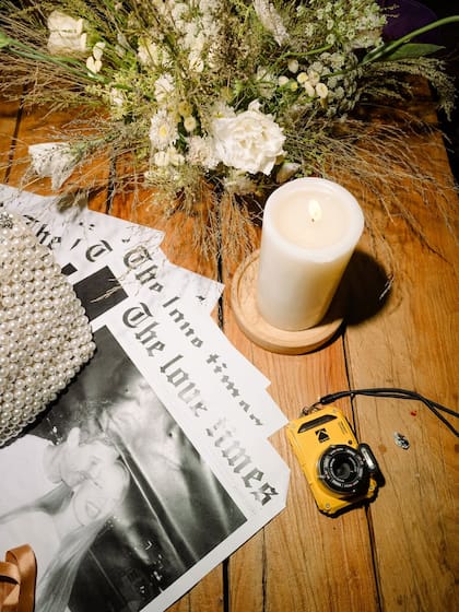 Cámaras digitales y una tapa de diario ficticia: "The love times"
Fotos: @mauriciogaray_