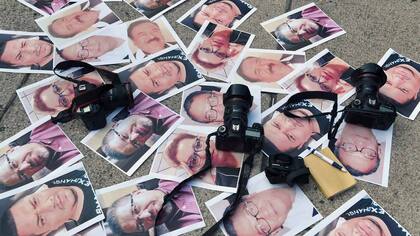 Cámaras y fotos de periodistas asesinados recientemente en México, en una protesta en México DF, el 16 de mayo de 2017