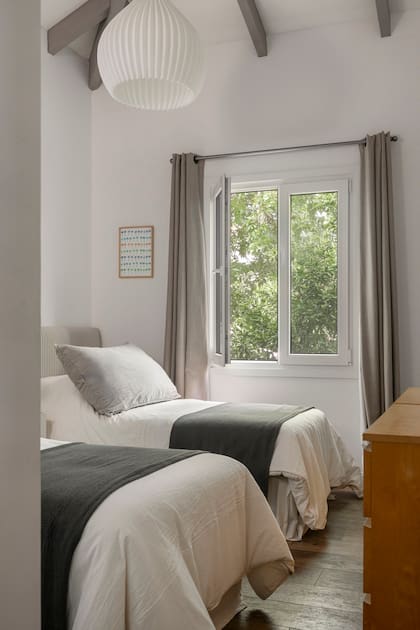 Camas (MTD Arquitectura), ropa de cama (Estudio Aarhus). Lámpara de techo (E27 iluminacion).