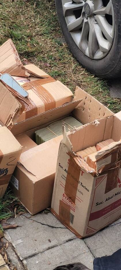 Cambiaba la rueda de un auto, lo identificaron y le encontraron $27 millones en el asiento