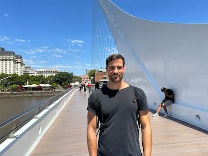 “Cambiando 50 dólares por día me alcanza. Es muy loco, hay dólar aeropuerto, dólar cueva y dólar supermercado", dice Orio, llegado desde Suiza