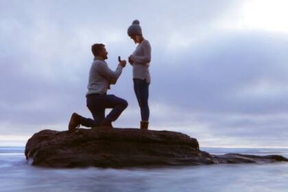 Cambiar al nombre del esposo está asociado con otras tradiciones como que sea el hombre el que pide matrimonio