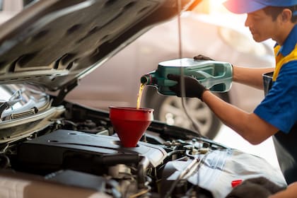 Cambiar el aceite y los filtros contribuye al buen funcionamiento del auto durante el frío