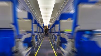 Cambiarse de clase es bastante complicado. Pero tampoco es justo aspirar a ese puesto justo antes de la salida, por el que probablemente alguien ha tenido que pagar más dinero que tú.