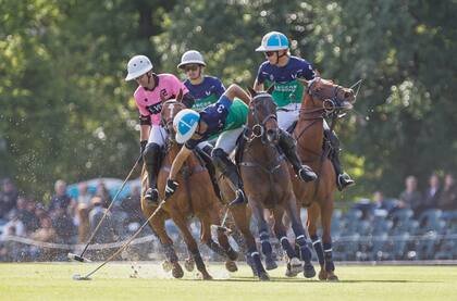 Cambiaso con la bocha en la final de Tortugas, que La Natividad La Dolfina ganó por un gol, peleando la posesión con Gonzalito Pieres, un viejo conocido