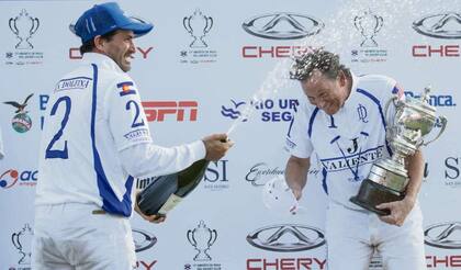 Cambiaso festeja con Jornayvaz en el podio de San Isidro; son socios en cría, pero Bob quiere hacer más negocios en el país