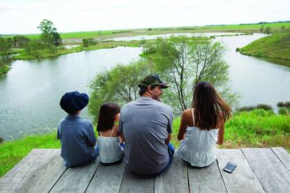 Cambiaso, hace unos años, en su campo en Washington, con Poroto, Myla y Mía