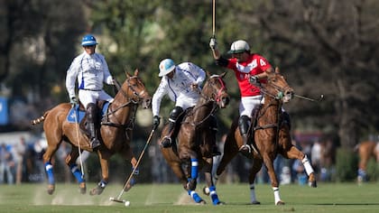 Jornayvaz observa la puja entre Cambiaso y Bartolomé Castagnola, durante un partido jugado en la Argentina