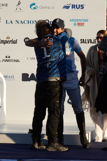 Cambiaso recibe el saludo de Milei. El recordman alcanzó este año 32 participaciones en el Abierto de Palermo.