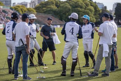 Cambiaso, Stirling, Mac Donough y Nero conversan en un descanso entre chukkers.