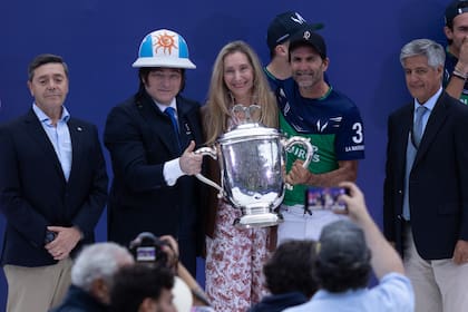Cambiaso y la copa del Abierto, junto al presidente Javier Milei y su hermana Karina