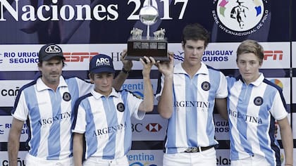 Cambiaso y los chicos, en el podio