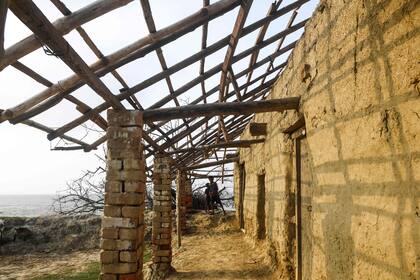 Los más pobres esperan que el gobierno los ayude para poder irse del lugar