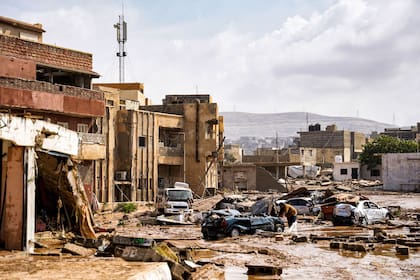 Esta imagen proporcionada por la oficina del primer ministro interino con sede en Bengasi de Libia el 11 de septiembre de 2023 muestra vehículos destruidos y edificios dañados en la ciudad oriental de Derna, a raíz de la tormenta mediterránea "Daniel". 