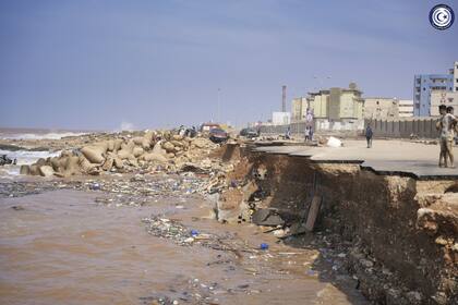 Una carretera costera colapsada después de fuertes inundaciones en Derna