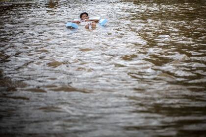 Un niño flota en medio de la inundación