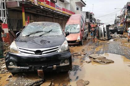 La fuerza del agua también arrastró autos y también destruyó viviendas