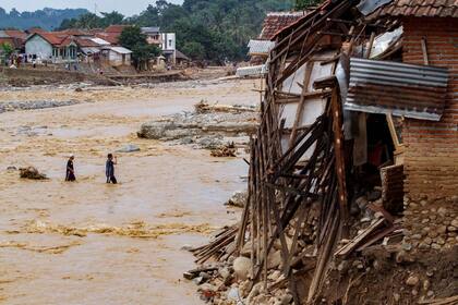 Vario ríos desbordaron y causaron graves daños ya que arrastraron, barro, piedras y troncos