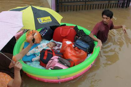 Un hombre rescata a su hijo de las inundaciones