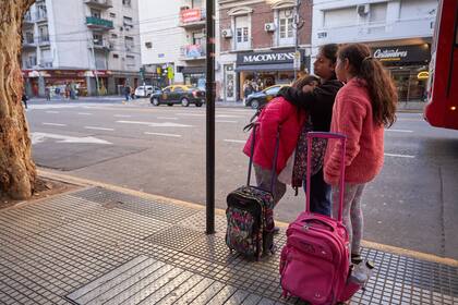 CAMBIO DE COLECTIVO. Sobre la avenida Pueyrredón, Yamila y sus hijas esperan el colectivo de la línea 41, que las dejará a pocas cuadras del hotel en el que viven. El trayecto de vuelta les lleva algo más de una hora. 