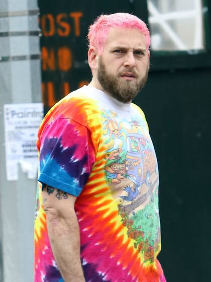 Cambio de look para el actor Jonah Hill, que ahora apostó por el pelo rosa
