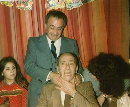 Cambio de roles. Fuera de los escenarios y los sets televisivos, Alberto Olmedo era un hombre tímido y algo parco. Lejos del público, las bromas quedaban a cargo de Chiquito Reyes