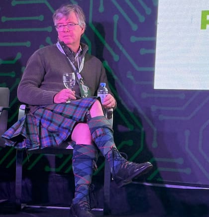 Cameron cuenta con 14 pivotes centrales —seis eléctricos— con telemetría para monitoreo en tiempo real; bajo riego, la producción se vuelve más intensiva y sostenida a lo largo del año, incluso en verano, cuando la mayoría de los campos está en pausa