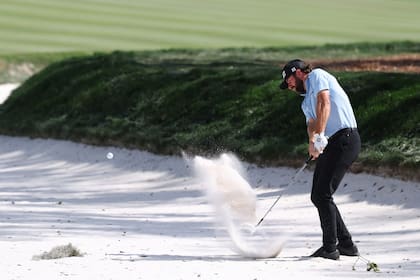 Cameron Young y una salida desde el bunker del hoyo 9 (Photo by Kevin C. Cox / GETTY IMAGES NORTH AMERICA / Getty Images via AFP)